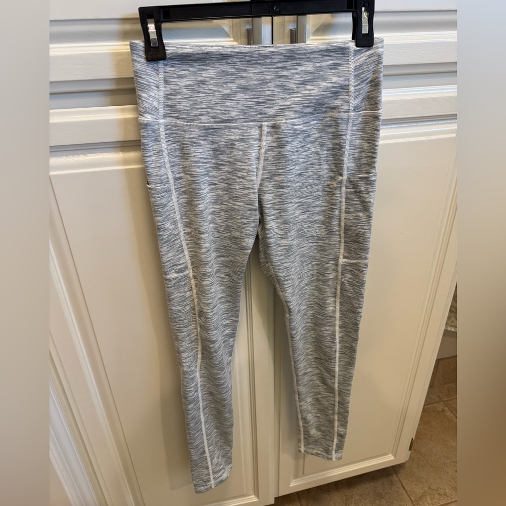 Amazon Gray Leggings with Elastic Waistband and Stretch Fabric